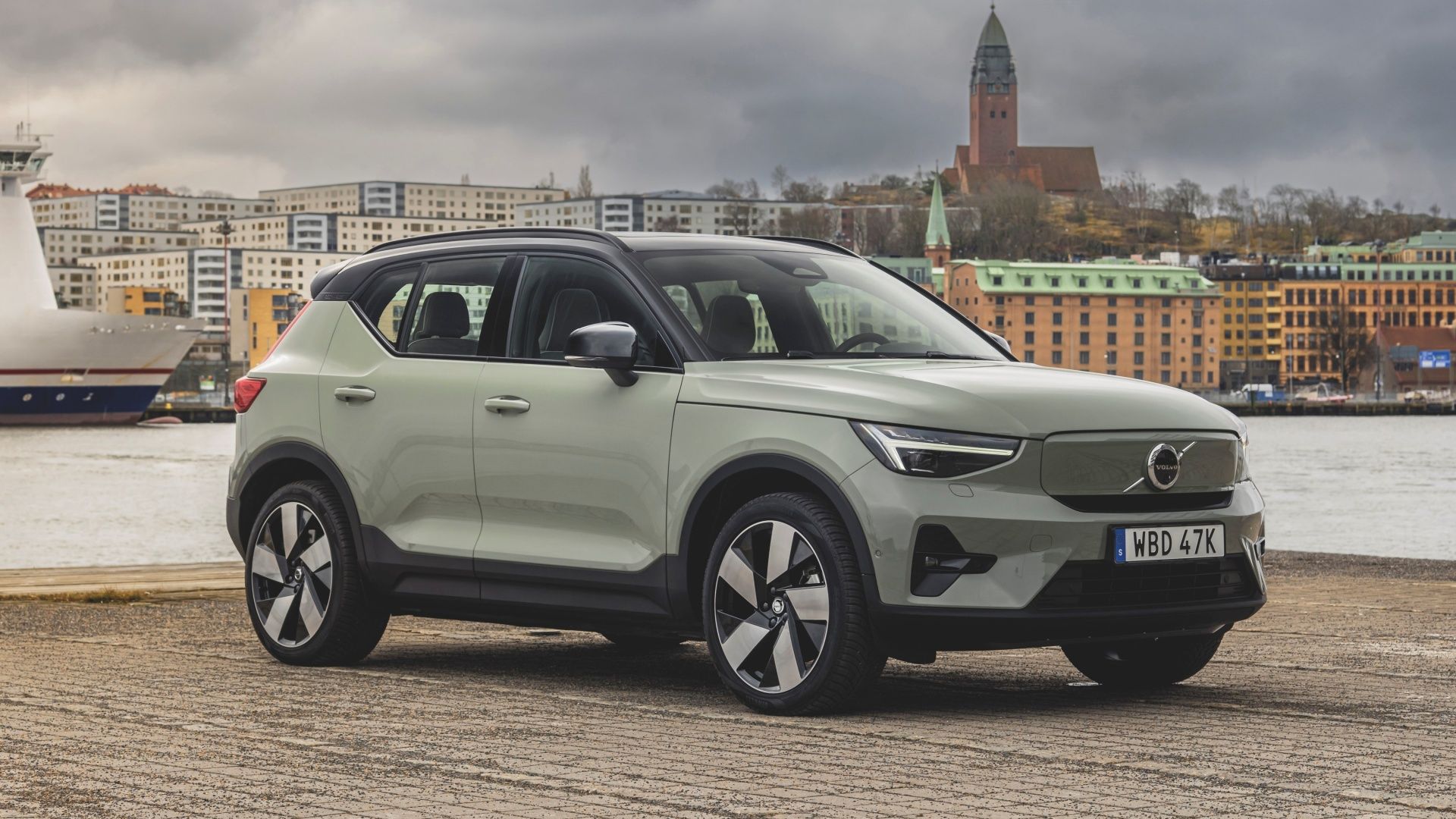 Volvo XC40 Recharge Front Three Quarter shot