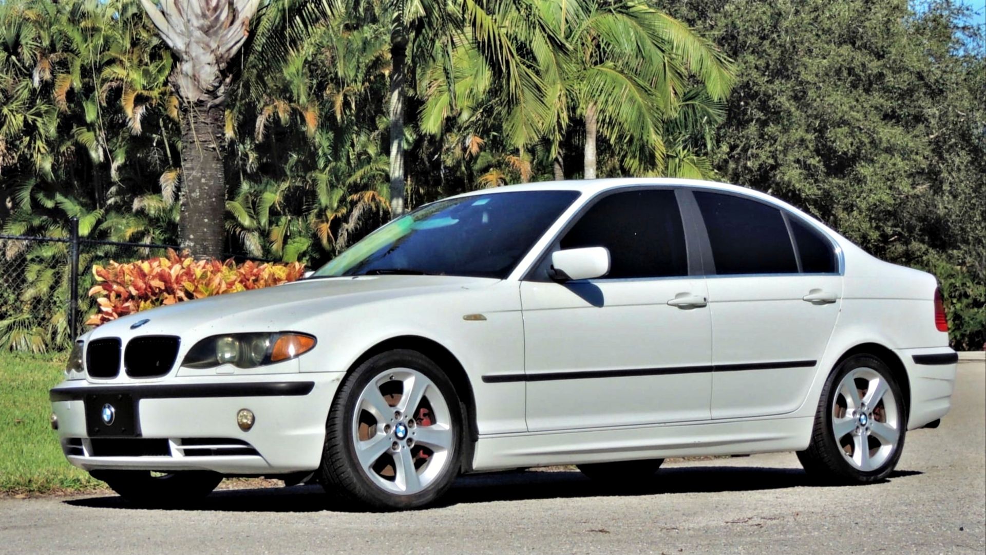 White 2004 BMW 330xi