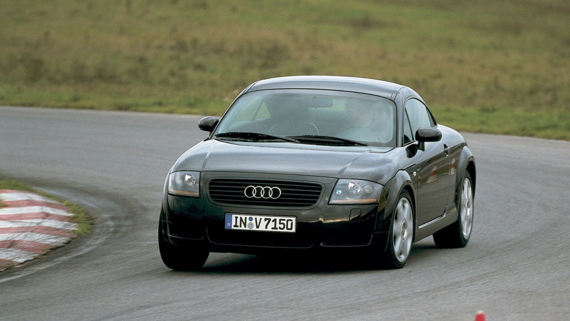 2000-2002 Audi TT Coupe Cornering