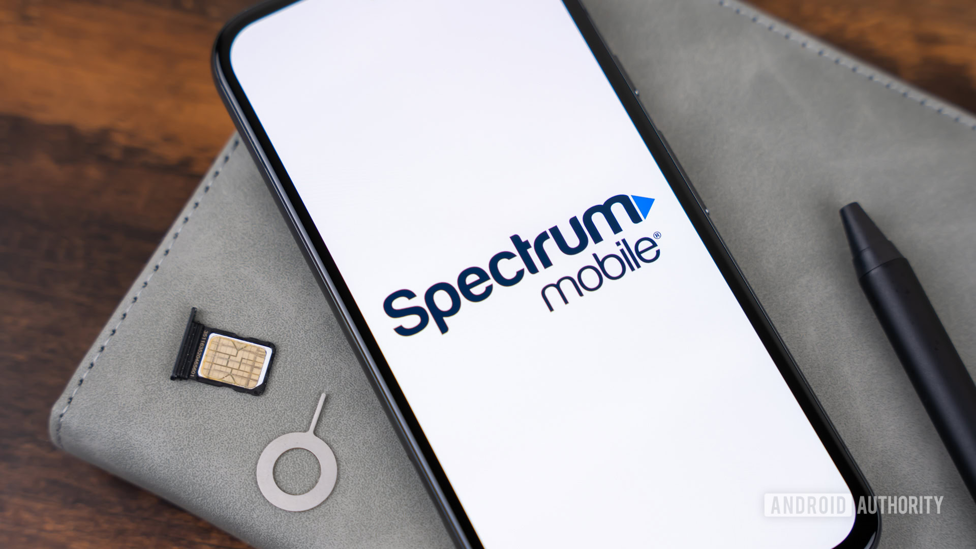 Spectrum Mobile logo on smartphone Stock Photo (2)