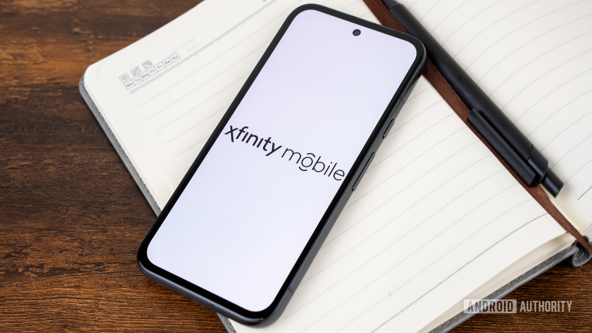 Xfinity Mobile logo on smartphone Stock Photo (4)