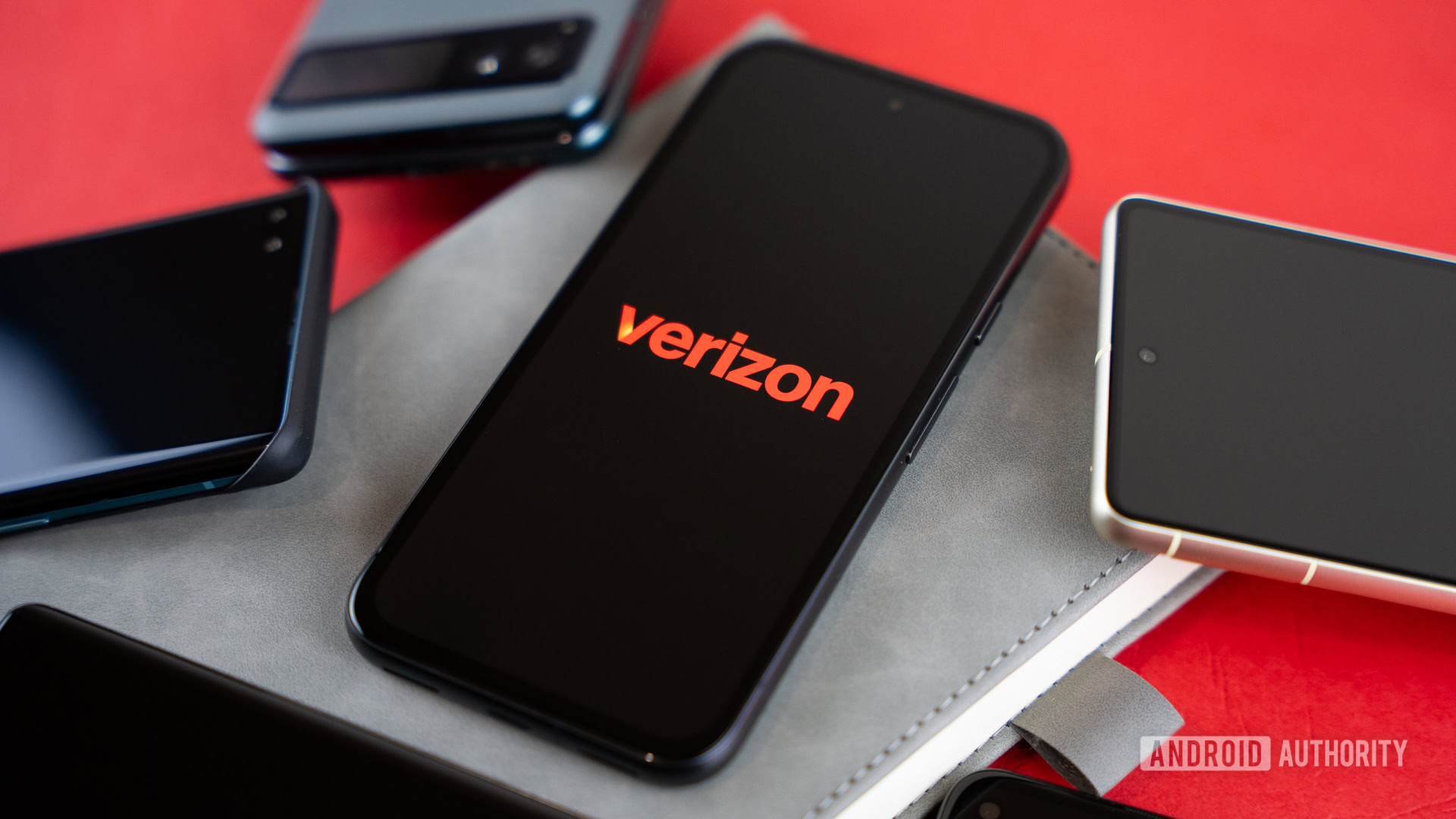 2024 Verizon logo on smartpohone Stock photo (8)