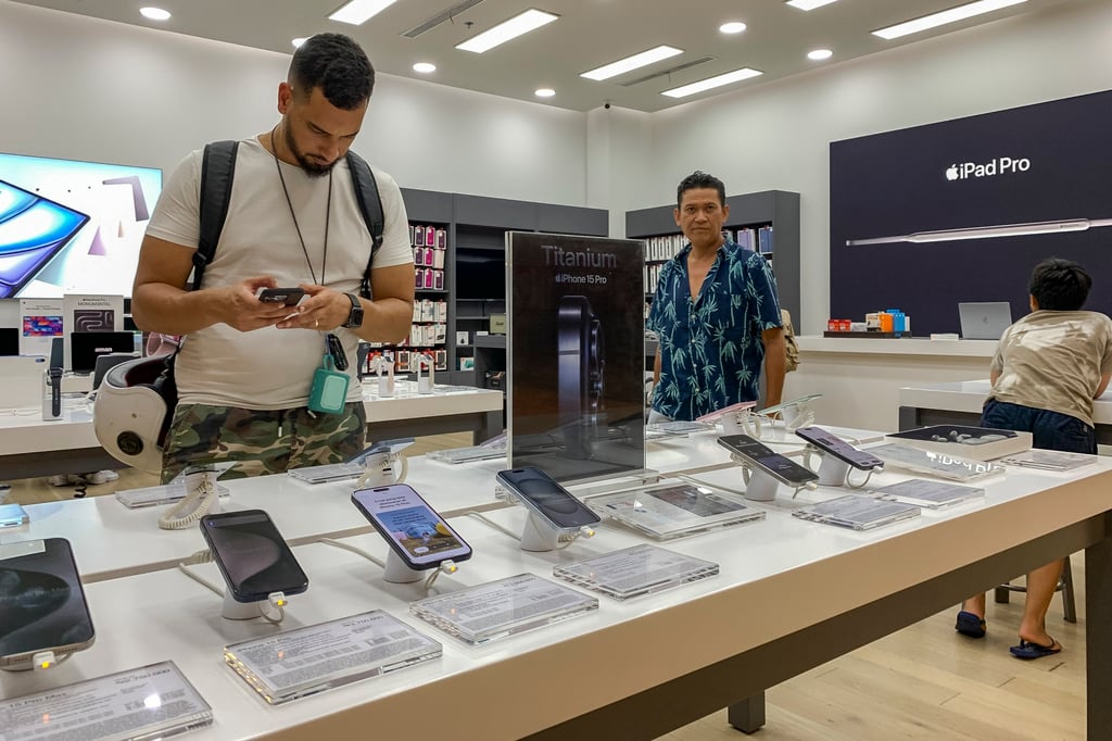 A customer inspects an Apple iPhone 15 at a mall in Bali, Indonesia, in October. Photo: EPA-EFE