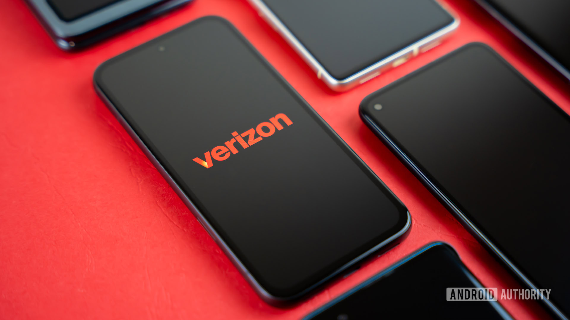 2024 Verizon logo on smartpohone Stock photo (4)