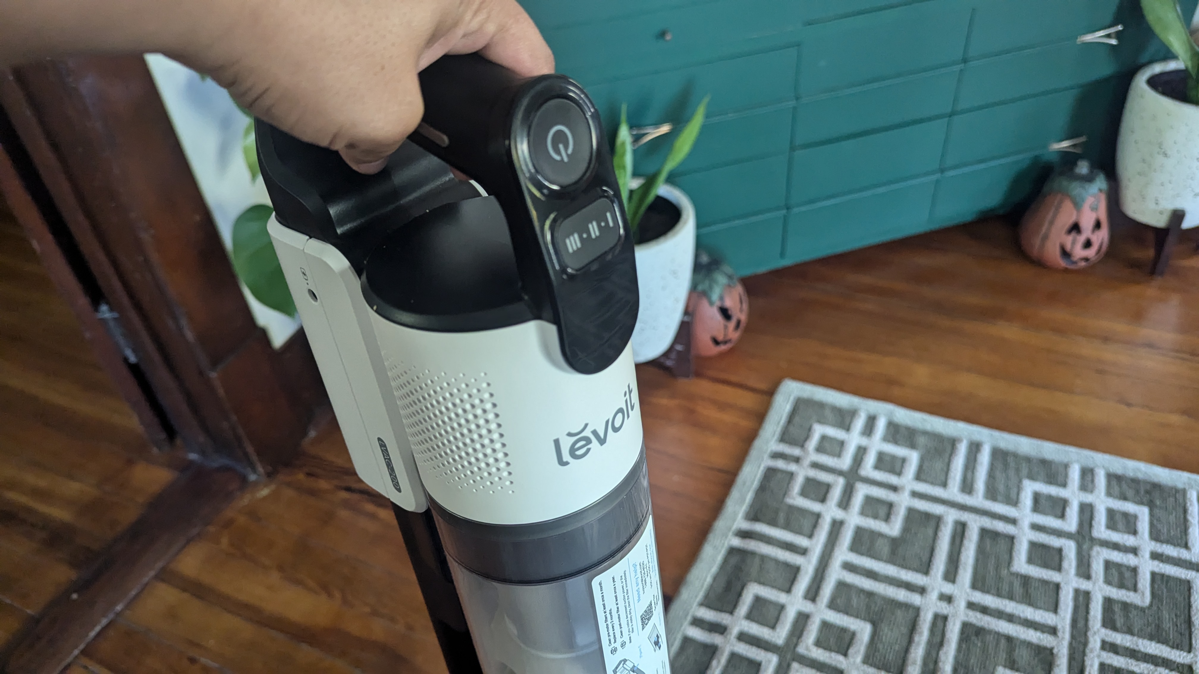 Close up of handle and controls on Levoit LVAC-200 cordless vacuum