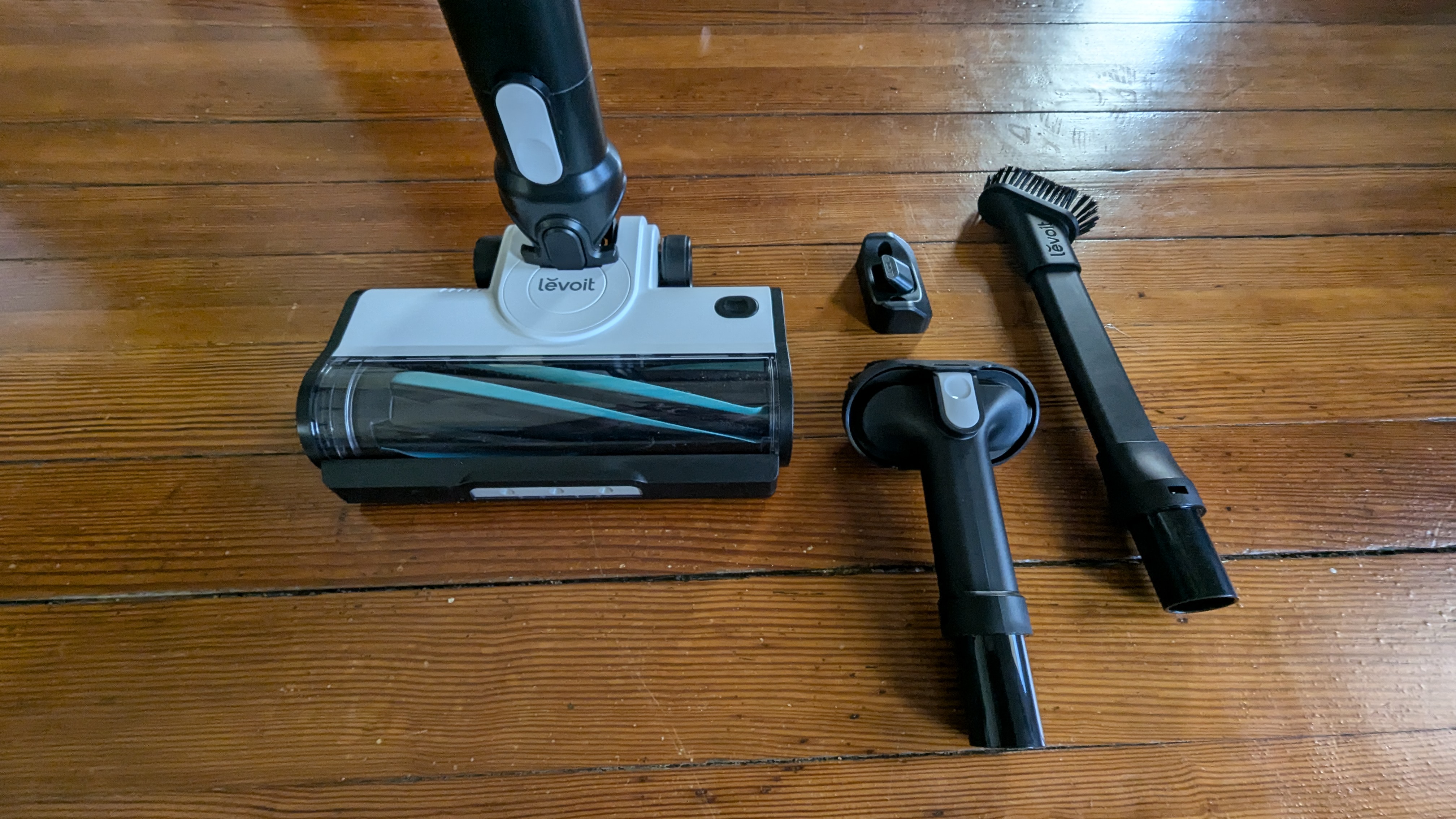 Close up of floorhead and accessories for Levoit LVAC-200 cordless vacuum