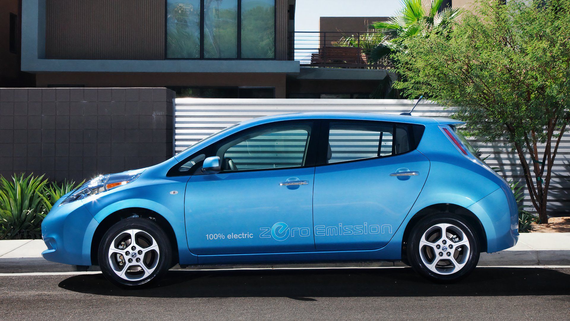 Side profile shot of the 2012 Nissan Leaf