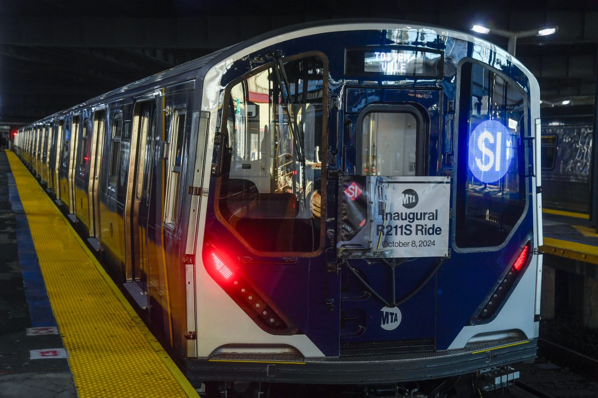 New R211 subway cars on Staten Island Railway