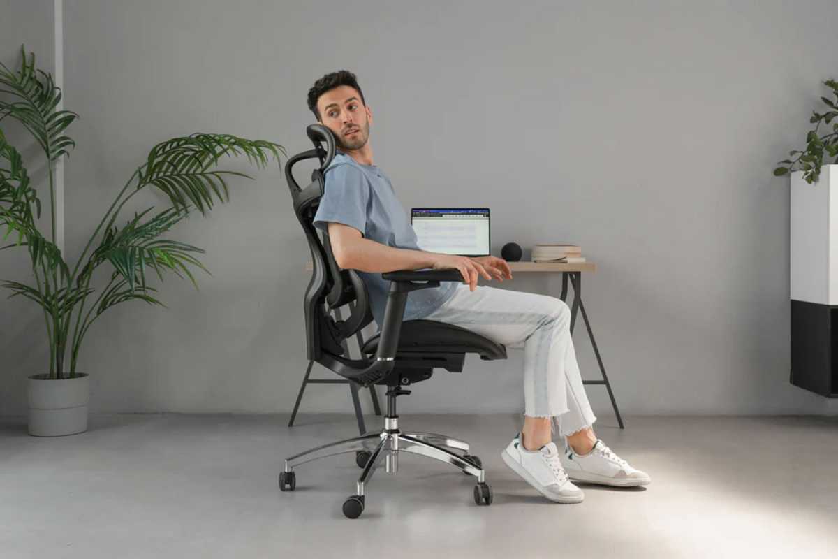 Sihoo Doro C300 Pro ergonomic office chair promo of man sitting in it