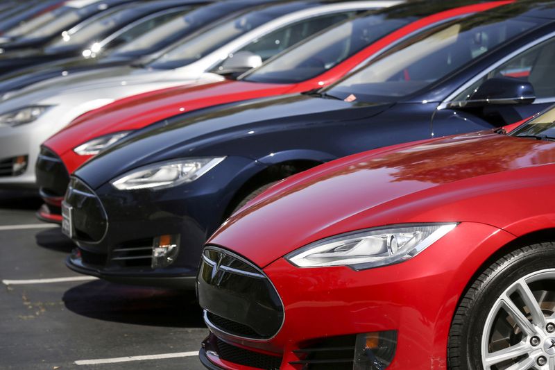 © Reuters. FILE PHOTO: A row of Tesla Model S sedans are seen outside the company's headquarters in Palo Alto, California April 30, 2015. REUTERS/Elijah Nouvelage/File Photo