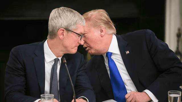 President Trump speaks with Tim Cook at an American Workforce Policy Advisory Board meeting in March 2019. (photo: Al Drago/Bloomberg News)