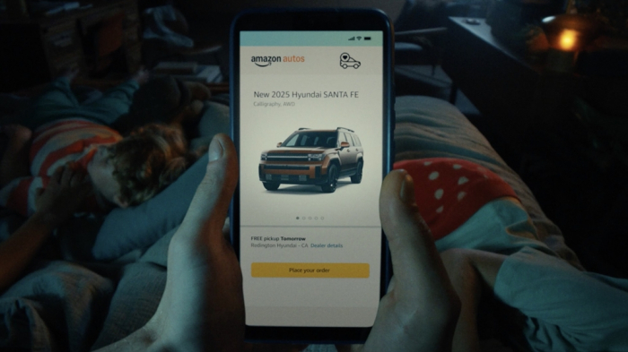 Hyundai’s　national　TV　Amazon　ad　'Add　to　Cart.'　A　customer　looks　at　a　Hyundai　Santa　Fe　SUV　on　Amazon　Autos