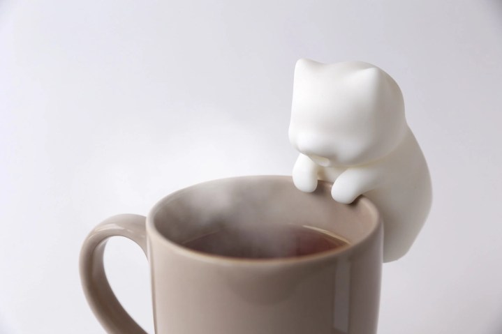 Yukai Engineering's Nekojita FuFu on the edge of a mug.