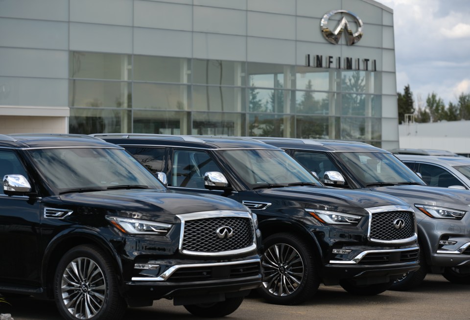 New Infiniti SUVs parked outside a dealership.