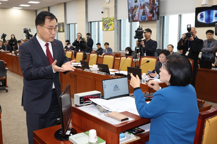 At a plenary session of the National Assembly's Science, Technology, Information, Broadcasting and Communications Committee on the 6th, Choi Min-hee, a member of the Democratic Party of Korea, is talking with Choi Hyung-doo, the secretary of the People's Power. [Photo source = Yonhap News]