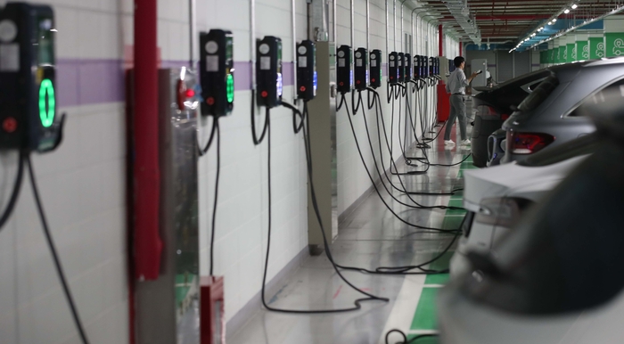 Electric cars being charged at an electric vehicle charging station. [Reporter Han Joo-hyung]