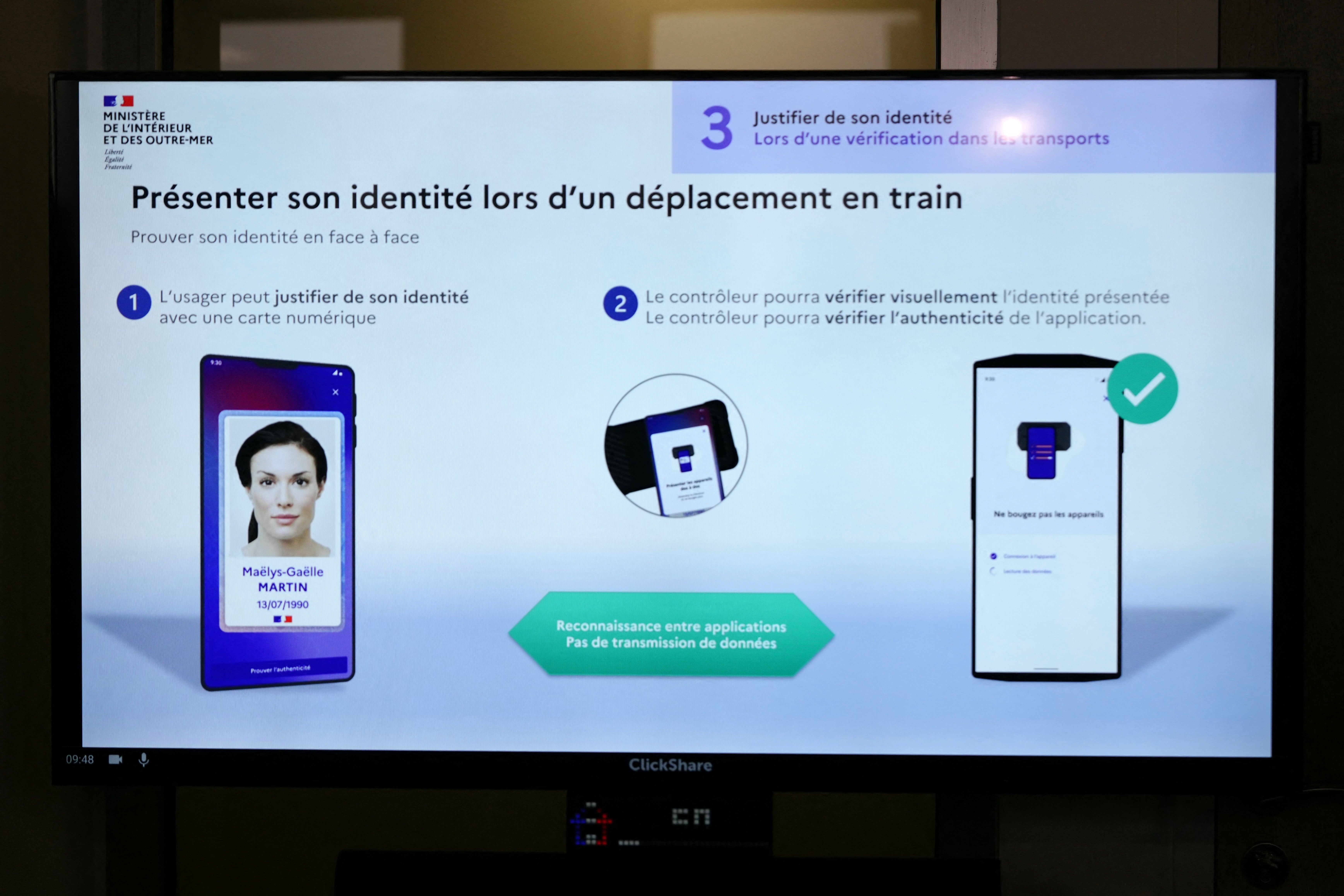 An illustration of the new digitalised driving licence in France