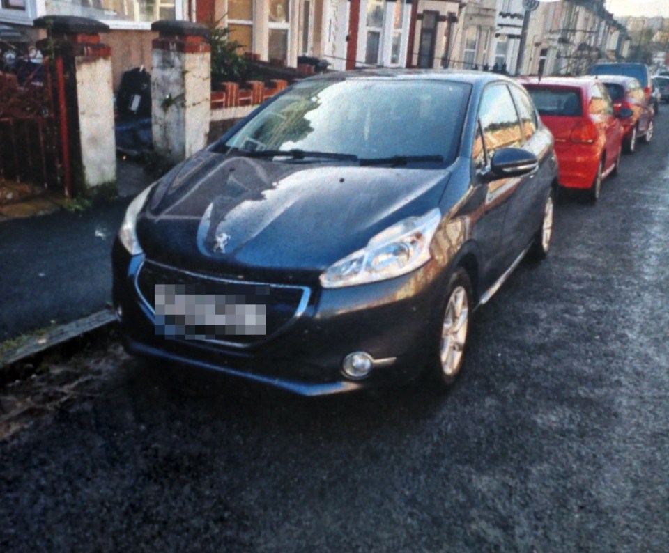 Photo of a dark-grey Peugeot 107.