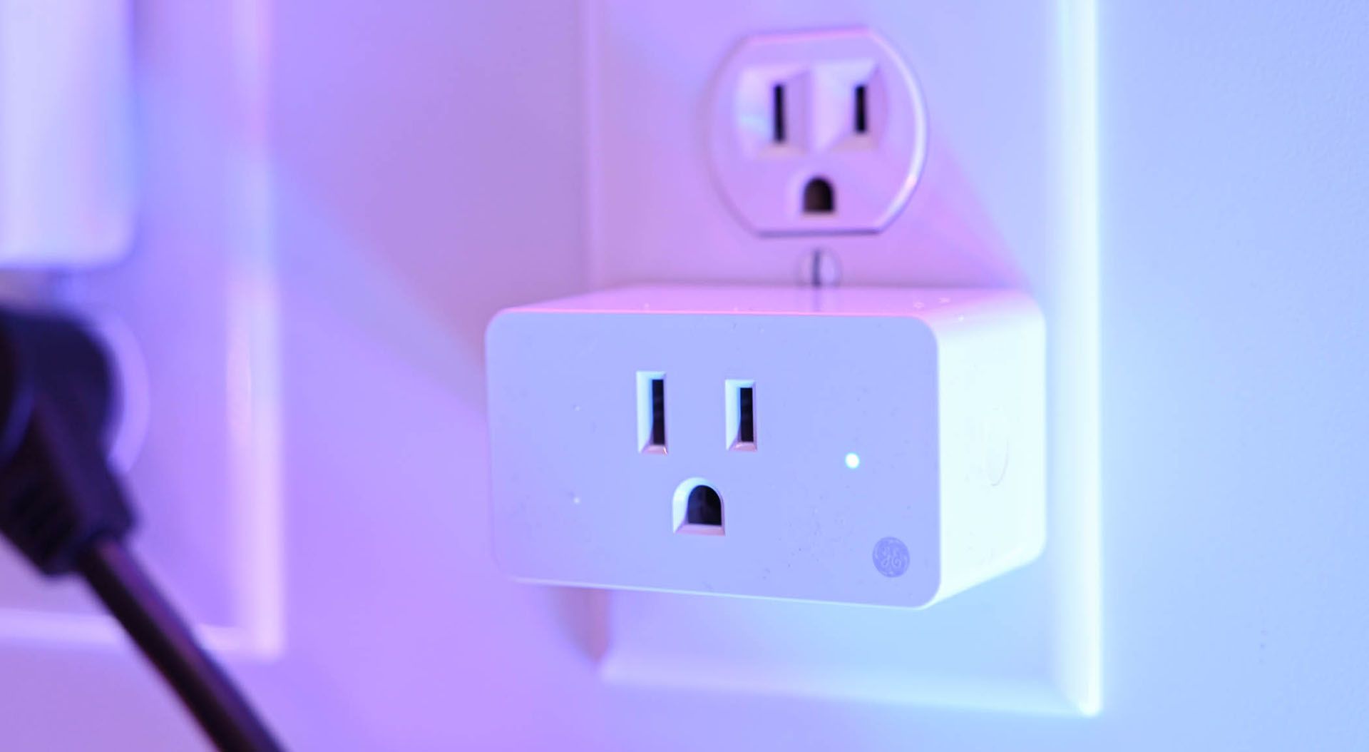 A GE smart plug in an outlet.