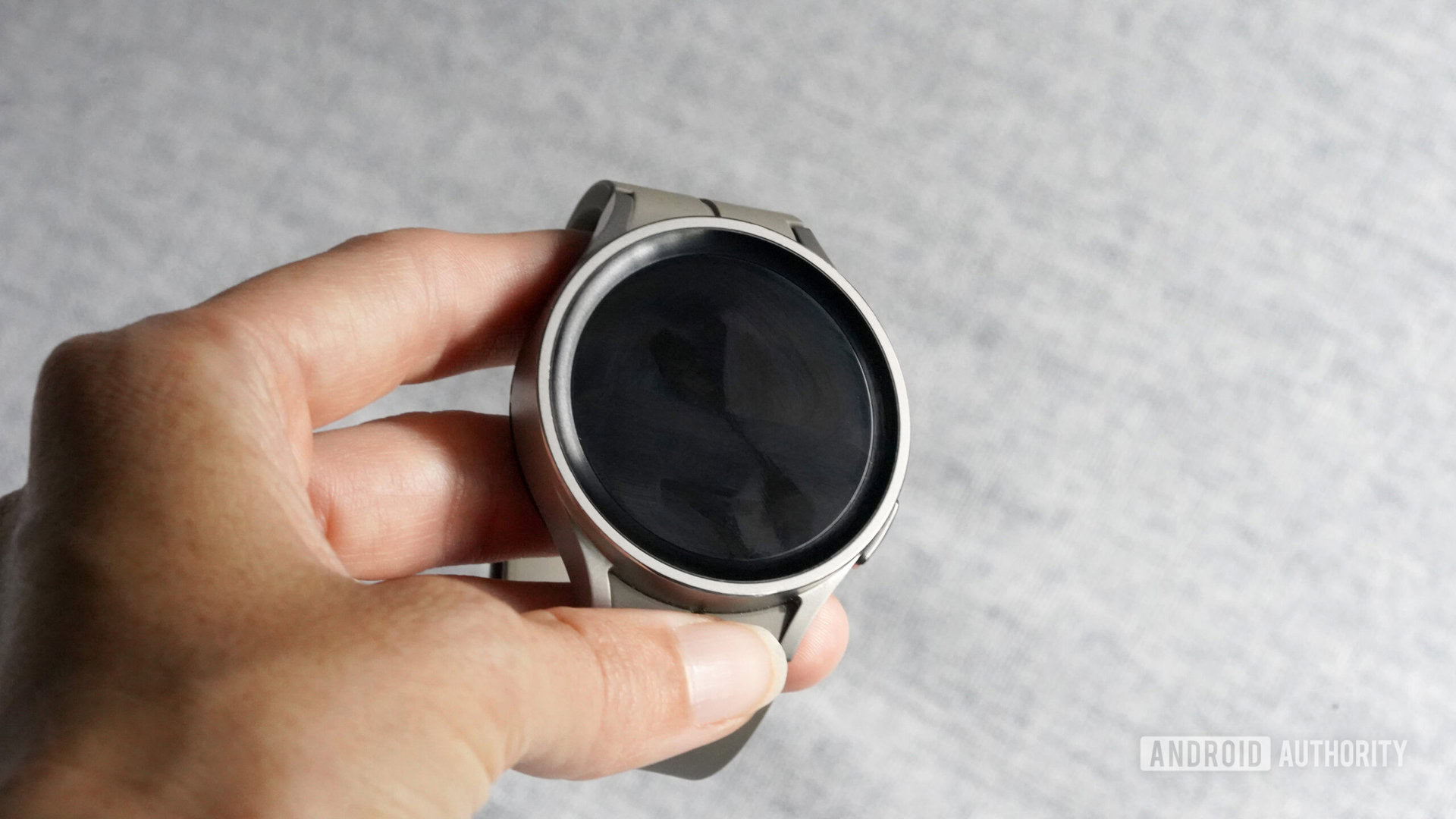 A users' Galaxy Watch 5 Pro shows excessive smudges on its screen.