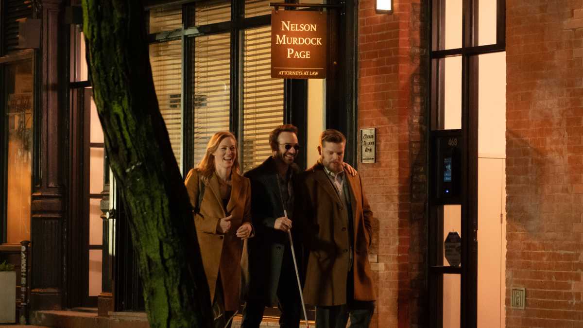 (L-R) Karen Page (Deborah Ann Woll), Daredevil/Matt Murdock (Charlie Cox) and Foggy Nelson (Elden Henson) in Marvel Television's DAREDEVIL: BORN AGAIN, exclusively on Disney+. Photo by Giovanni Rufino. © 2024 MARVEL