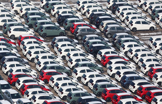 Vehicles wait to be exported at a port in Pyeongtaek, Gyeonggi, on Feb. 11. [YONHAP] 