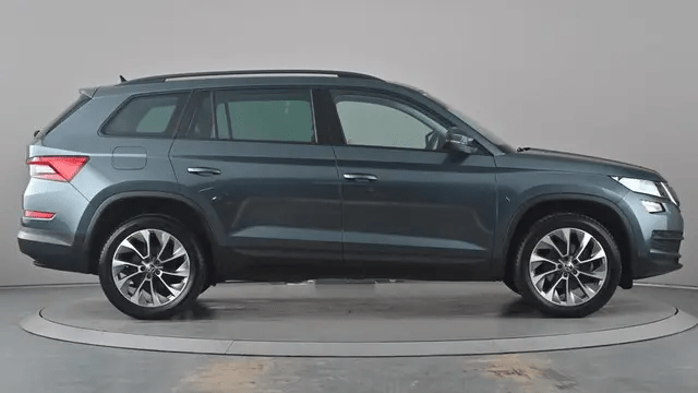 Side view of a dark gray Skoda Kodiaq.