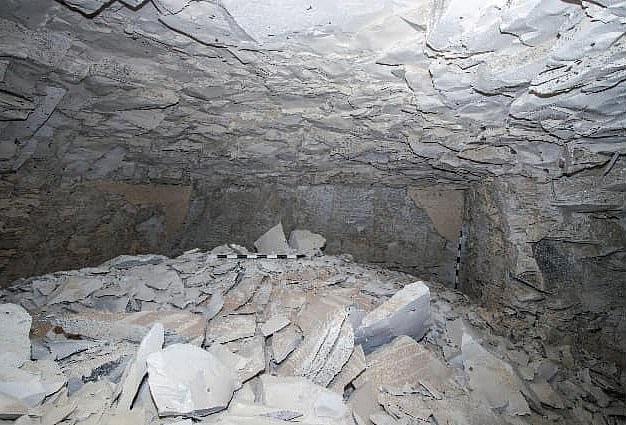 The tomb was found in a poor state of preservation due to its exposure to floods shortly after the king's death, which caused pieces of mortar to fall from the interior