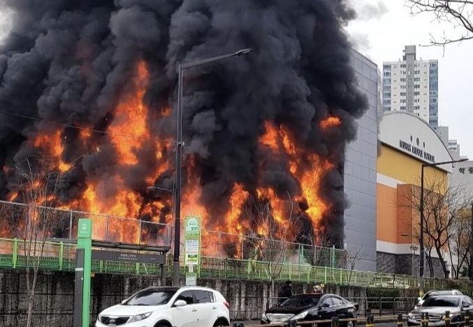 A fire broke out at Muhak Girls' High School in Seongdong-gu, Seoul on the 15th, causing flames and smoke to soar. Fire authorities have issued the first stage of firefighting and are putting 96 people, including firefighters, and 26 vehicles to extinguish the fire. [Yonhap News]