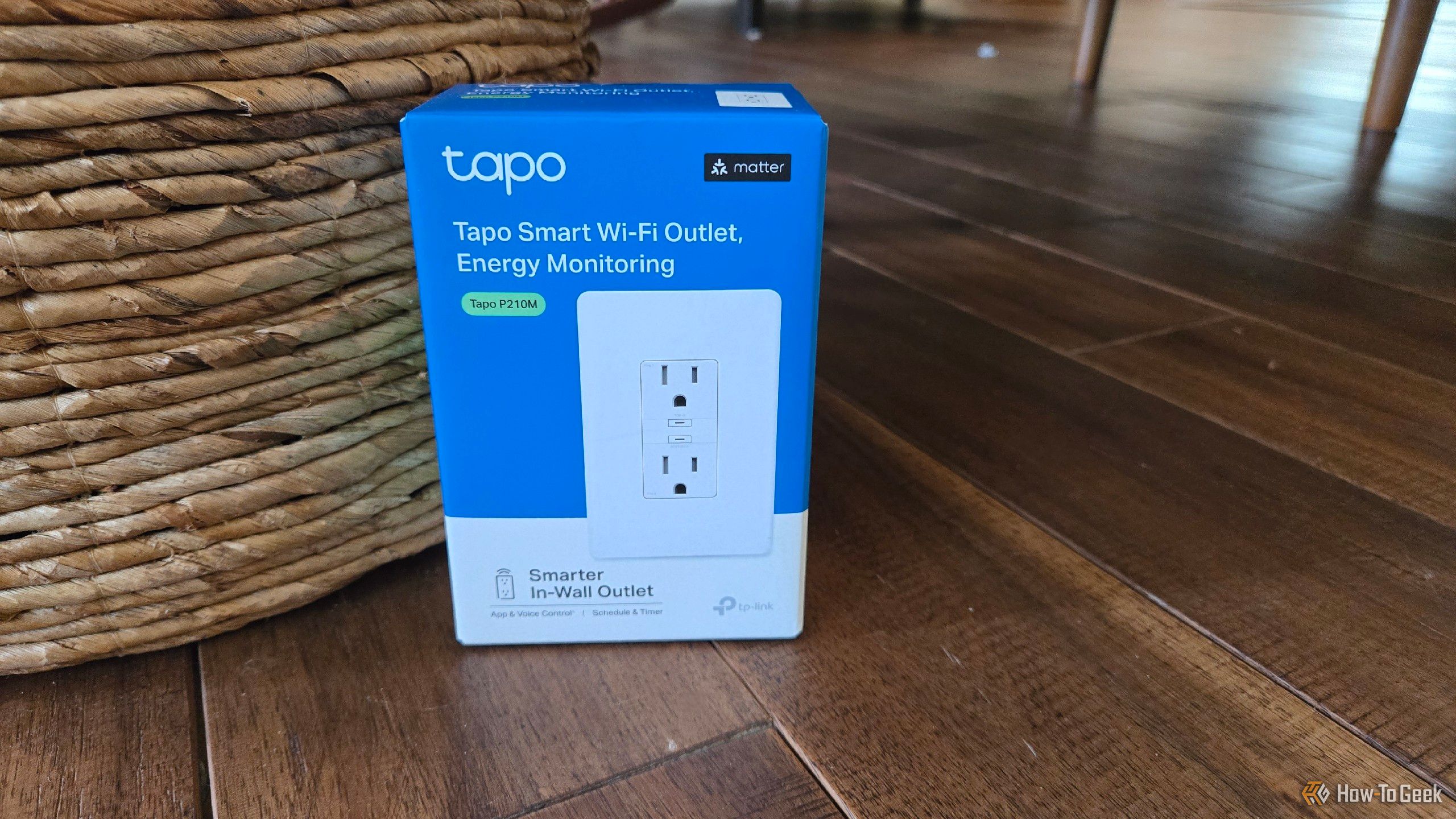 The box for the Tapo P210M smart outlet.