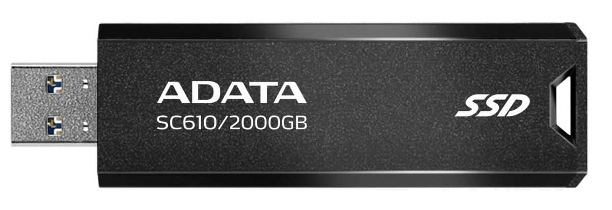 Beim Adata-Modell SC610 2 TB ist nicht ganz eindeutig, ob es sich um einen USB-Stick oder eine USBSSD handelt. Der Hersteller listet das Modell unter Solid State Drive, im Handel finden Sie es unter Sticks.