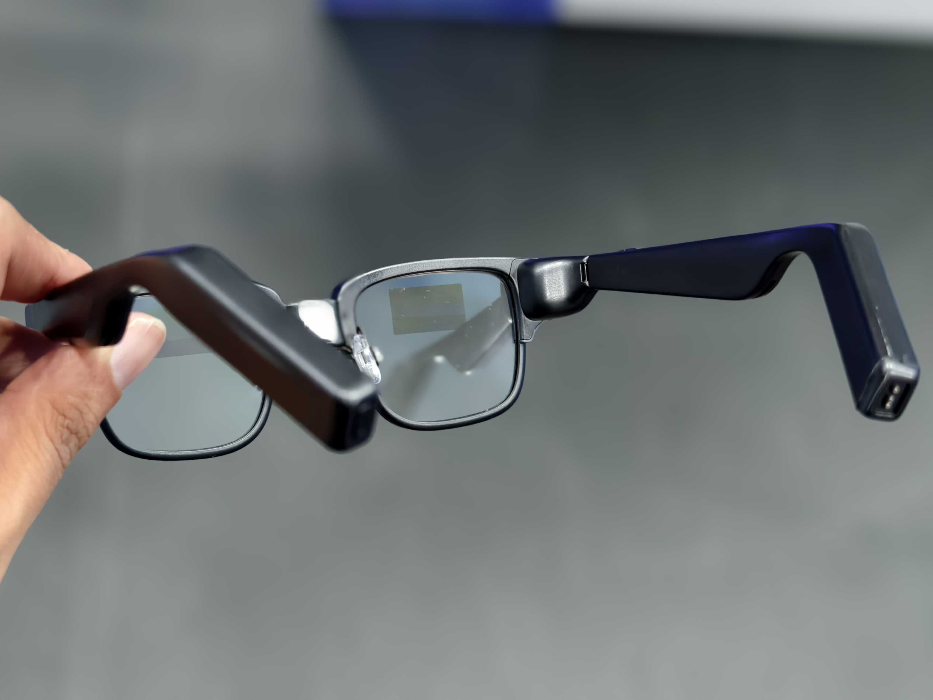 Tecno AI Glasses Pro stems.