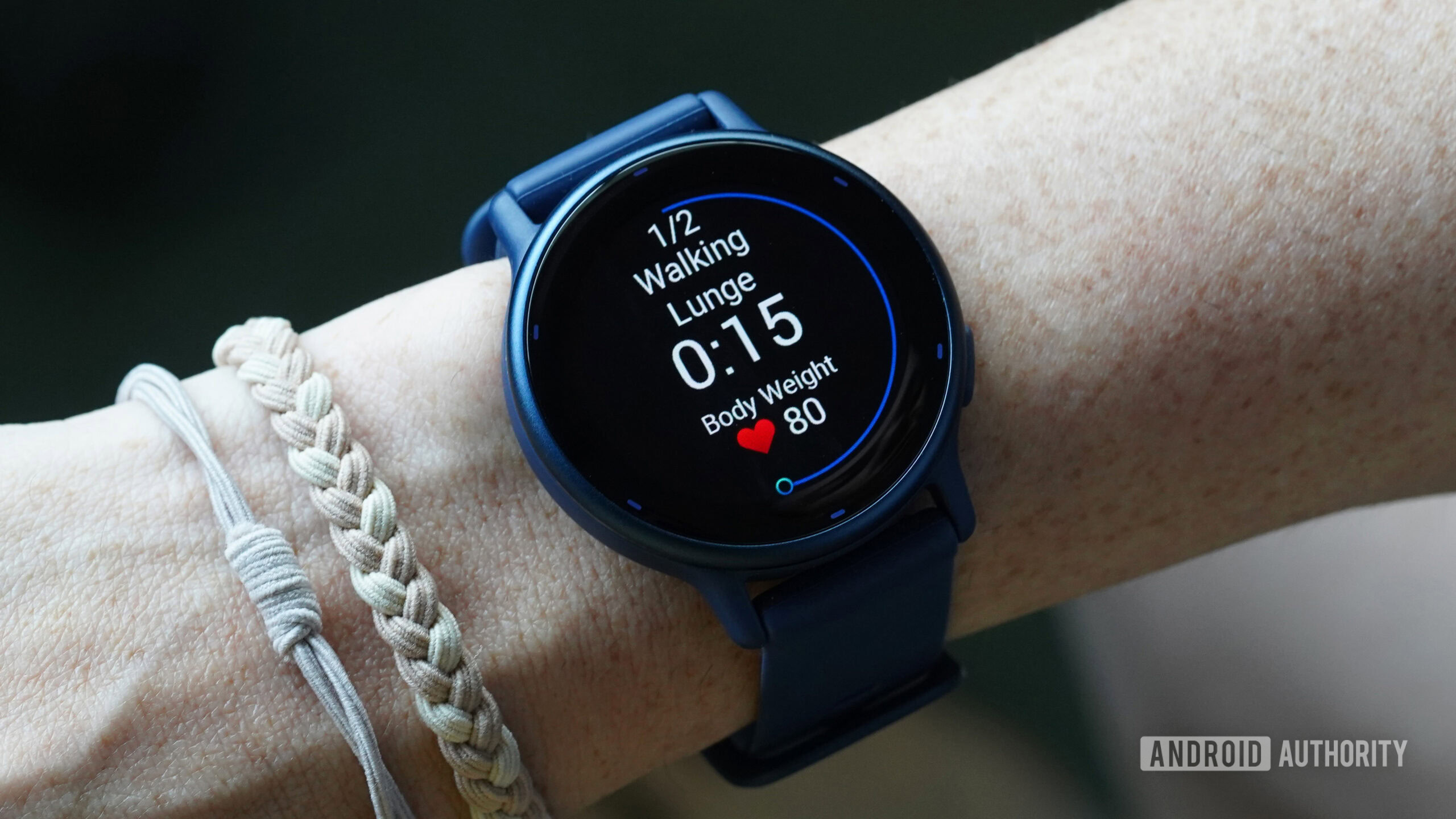 Garmin Coach automatically counts down a users Walking Lunge interval on their Vivoactive 5.