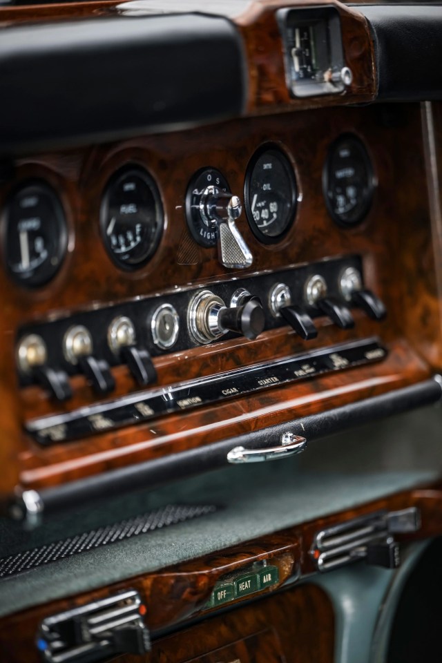 Dashboard of a 1966 Jaguar 420G.