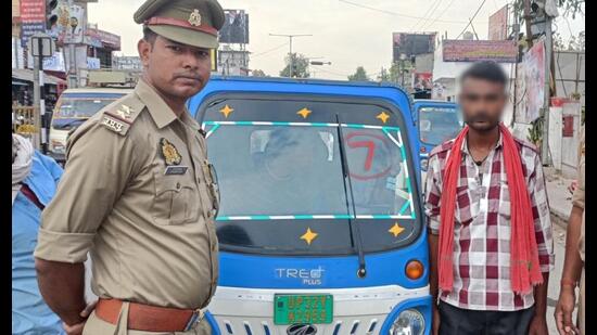 Cops marking ID numbers on the e-autos for their easy identification (Sourced)