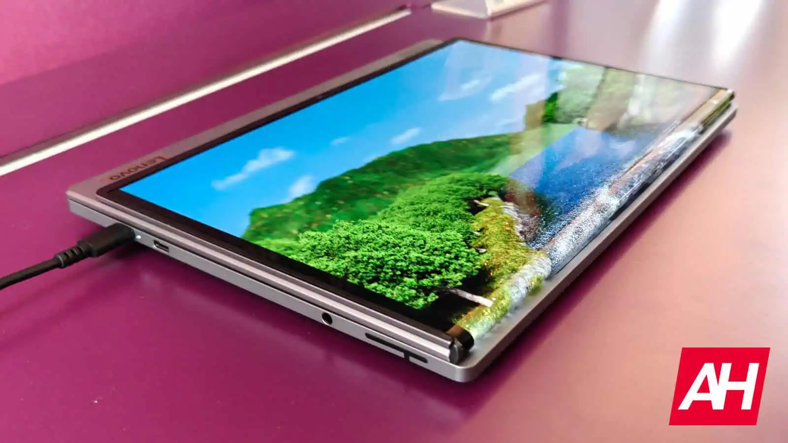 Lenovo THinkbook flip concept AH 15