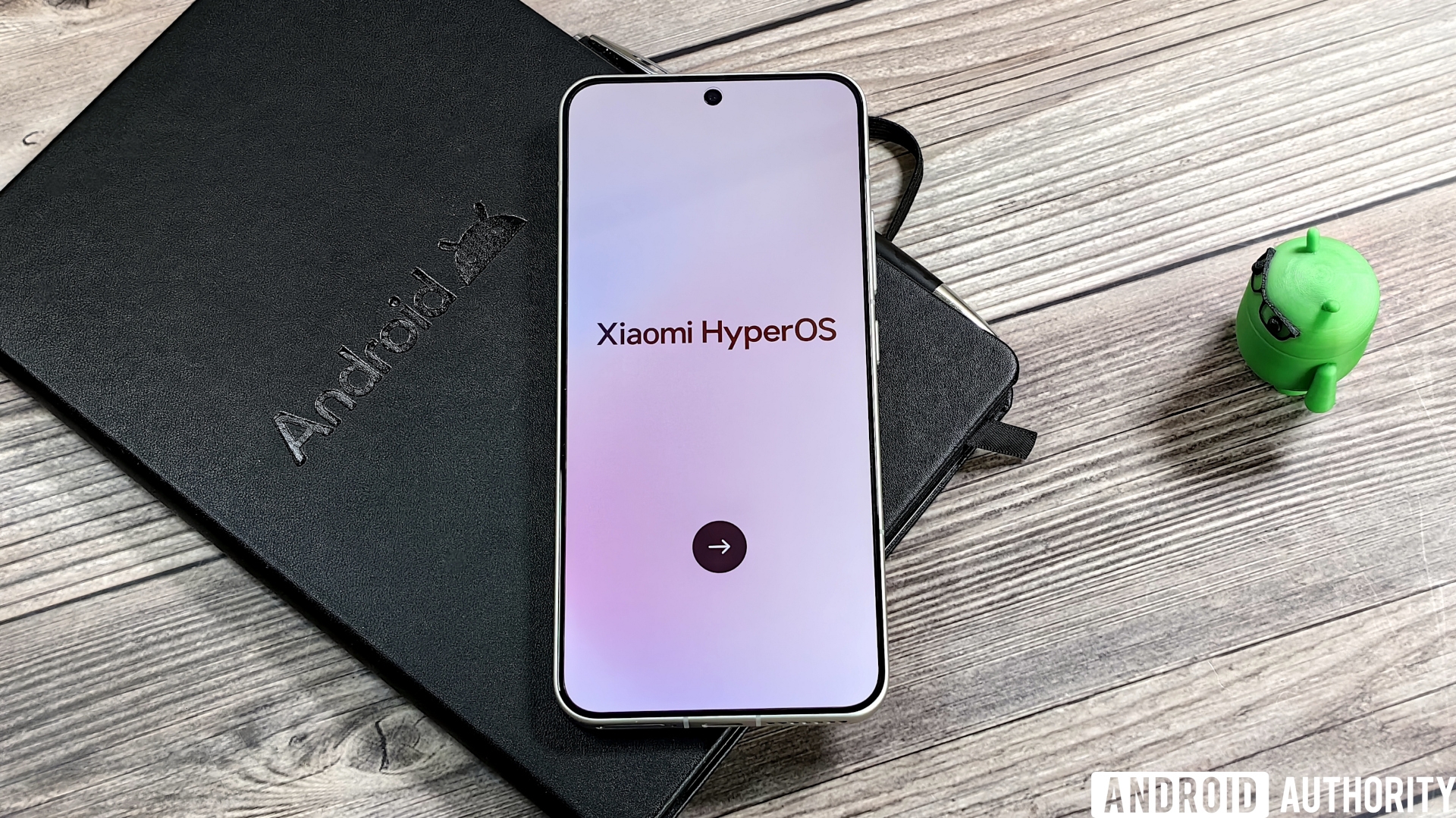 HyperOS logo on Xiaomi 15