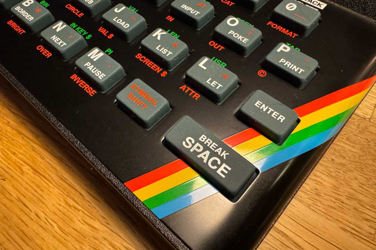 Närbild av regnbågen i det nedre högra hörnet av retrokonsolen The Spectrum.